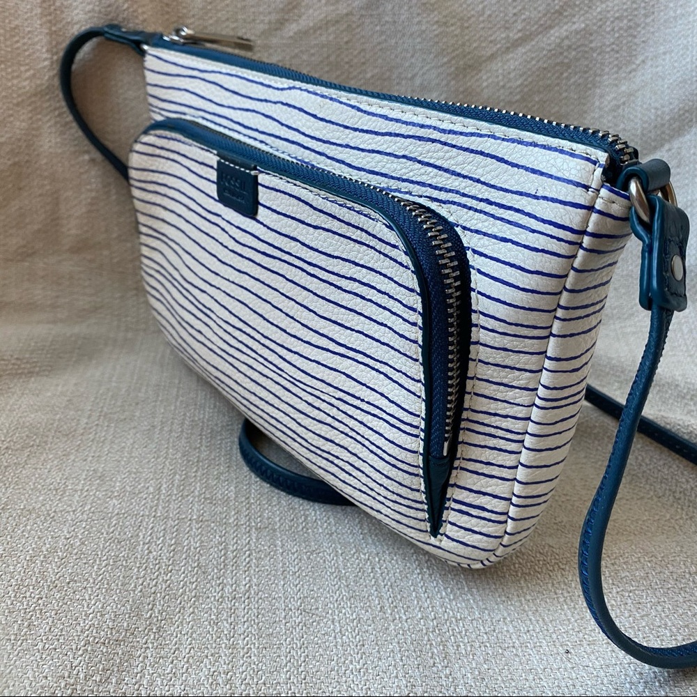 Small Leather Fossil Crossbody - Picture 3 of 12